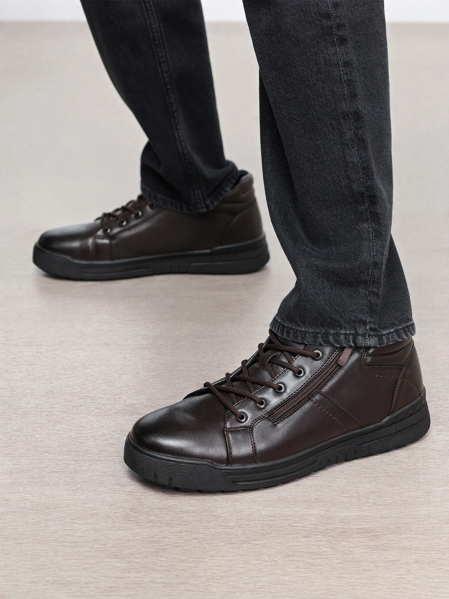 Ботинки коричневого цвета на низкой подошве